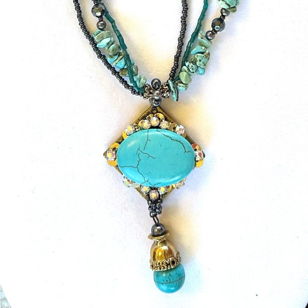 Stunning turquoise pendant necklace.